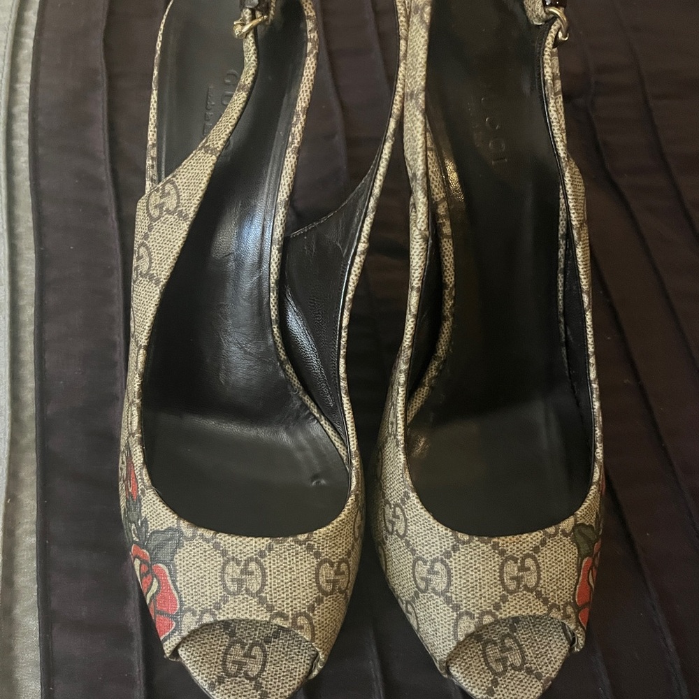 Gucci Women's Beige and Black Floral Peep-Toe Heels